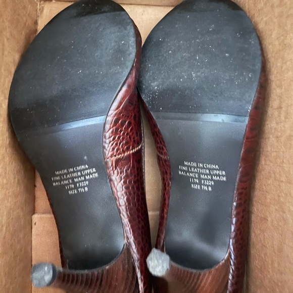 Spiegel Brown Crocodile Print Leather High Heel Pumps, 7.5, EUC - Picture 6 of 6